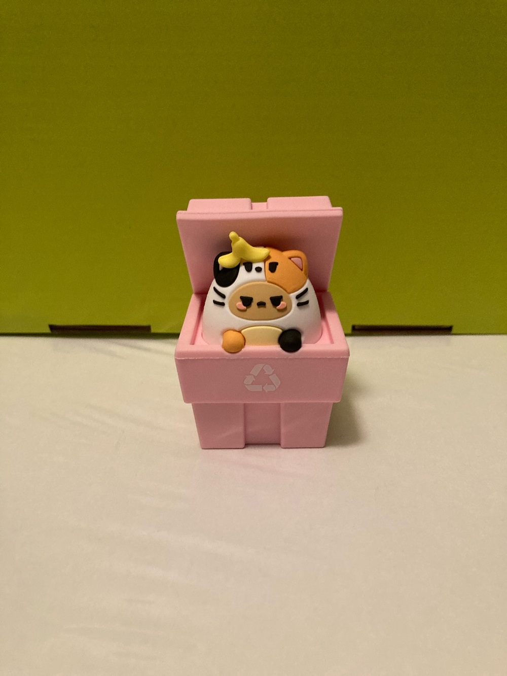 Pink Surprise Bin Toy with Cute Multicolor Cat Figure smoko